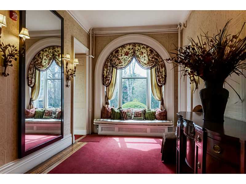 50 Old Beach Road, Unit 4 Newport, RI 02840 - Photo 3 of 20 Lobby/Reception.