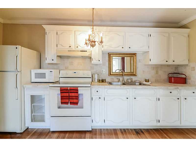50 Old Beach Road, Unit 4 Newport, RI 02840 - Photo 7 of 20 Kitchen.