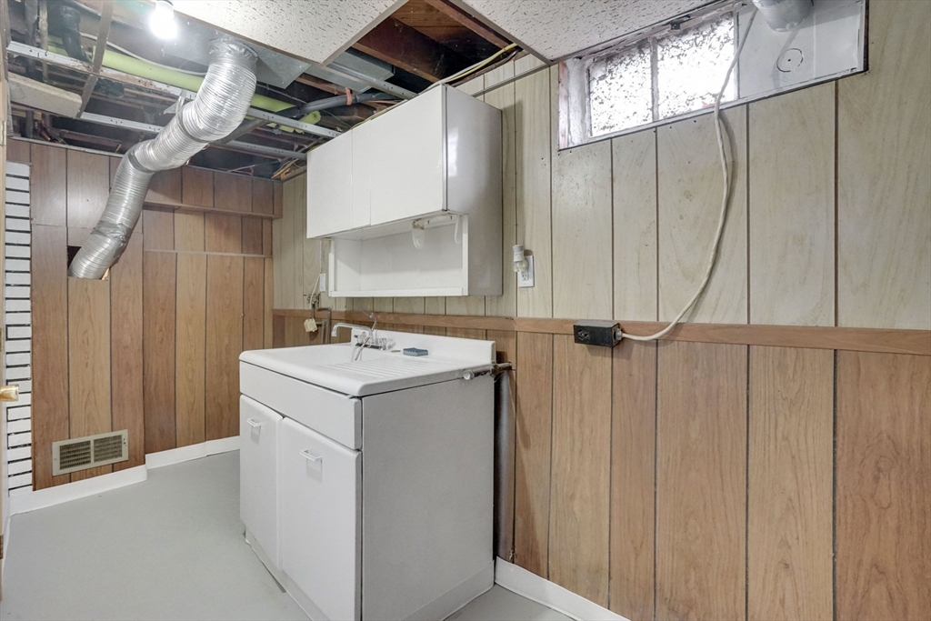 155 Powell Avenue Springfield, MA 01118 - Photo 31 of 41 a utility room with dryer and washer