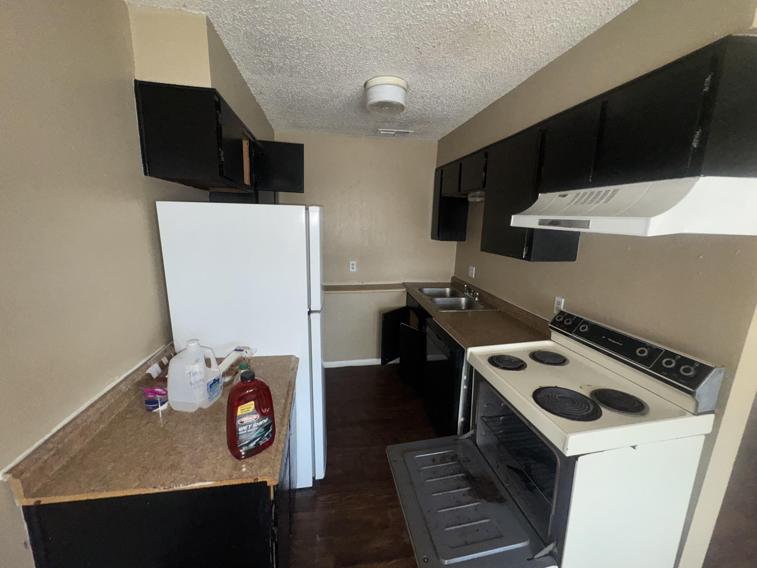 100 Pecos Place Plainview, TX 79072 - Photo 8 of 28 a utility room with dryer and washer