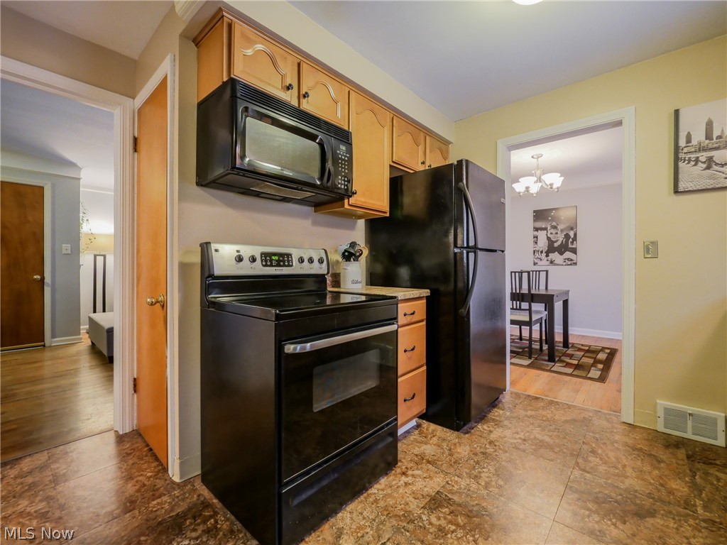 4907 Farnhurst Road Cleveland, OH 44124 - Photo 11 of 33