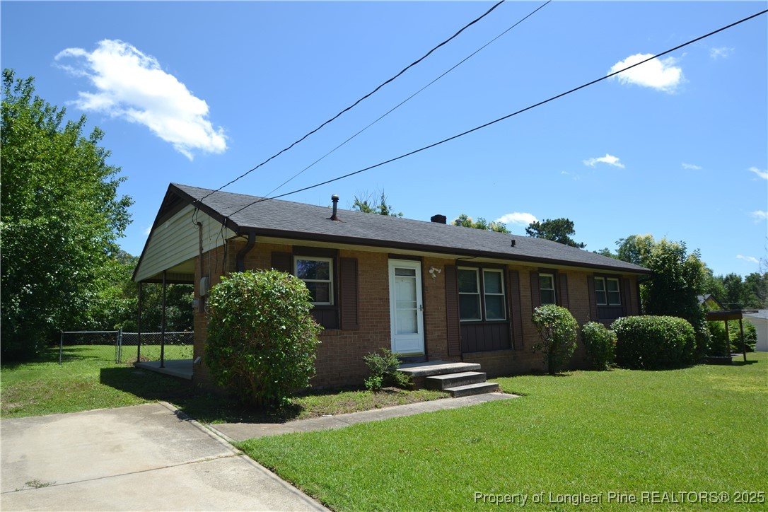 a view of a house with backyard and garden