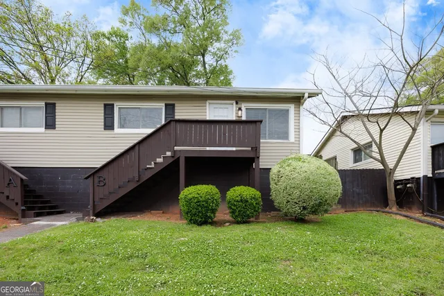 a view of a house with a backyard