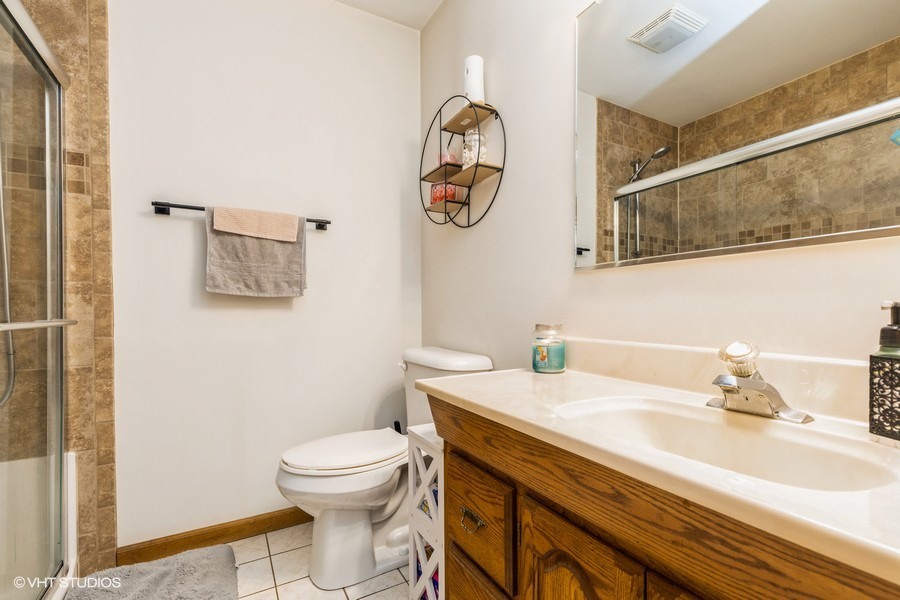 2808 Tahoe Lane Spring Grove, IL 60081 - Photo 13 of 21 a bathroom with a toilet a sink and mirror