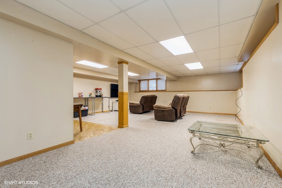 2808 Tahoe Lane Spring Grove, IL 60081 - Photo 16 of 21 a living room with furniture and a couch