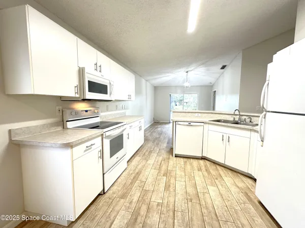 $1,975 | 670 Benton Drive, Melbourne, FL 32901