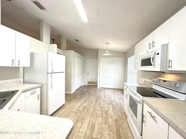 $1,975 | 670 Benton Drive, Melbourne, FL 32901