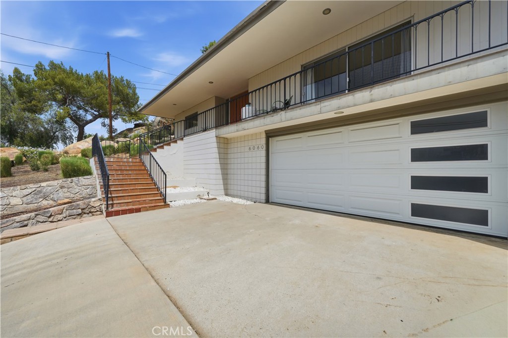 6060 Pachappa Drive Riverside, CA 92506 - Photo 2 of 46 Large 2-car garage