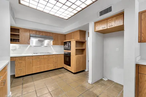 a view of a livingroom with a ceiling fan