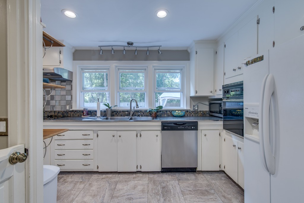 136 Westerly Road Plymouth, MA 02360 - Photo 3 of 19 Gallery Image 3