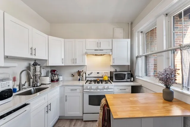 $3,100 | 401 Washington Street, Unit 1, Brookline, MA 02446