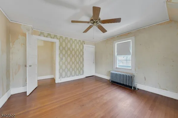 a view of a back yard