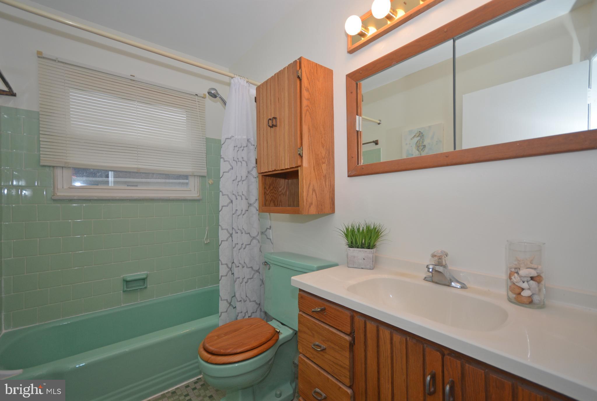 9662 Dundawan Road Baltimore, MD 21236 - Photo 31 of 50 Full bath with vintage finishes.