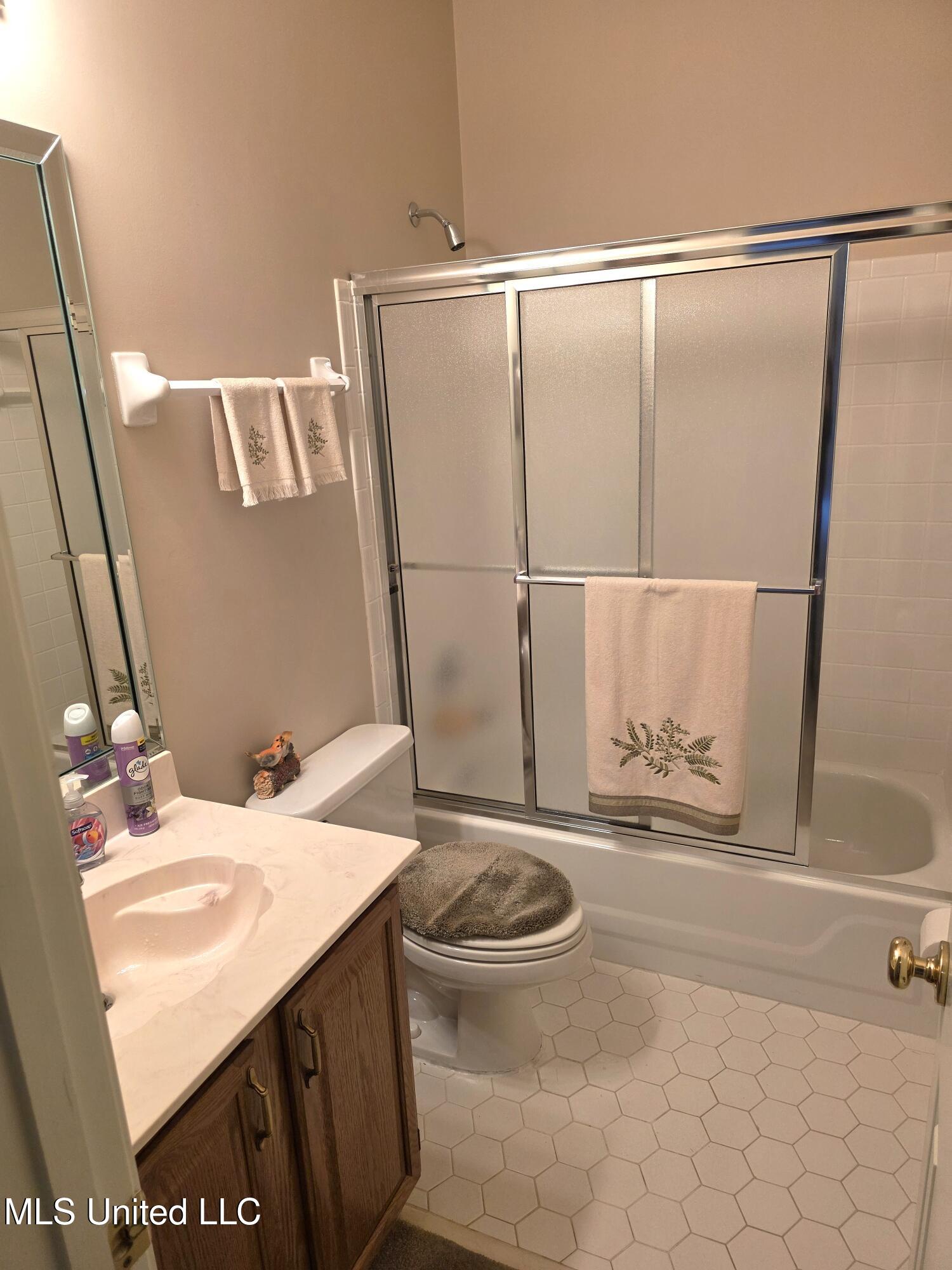 8318 Waverly Cove Olive Branch, MS 38654 - Photo 19 of 32 Hall Bathroom