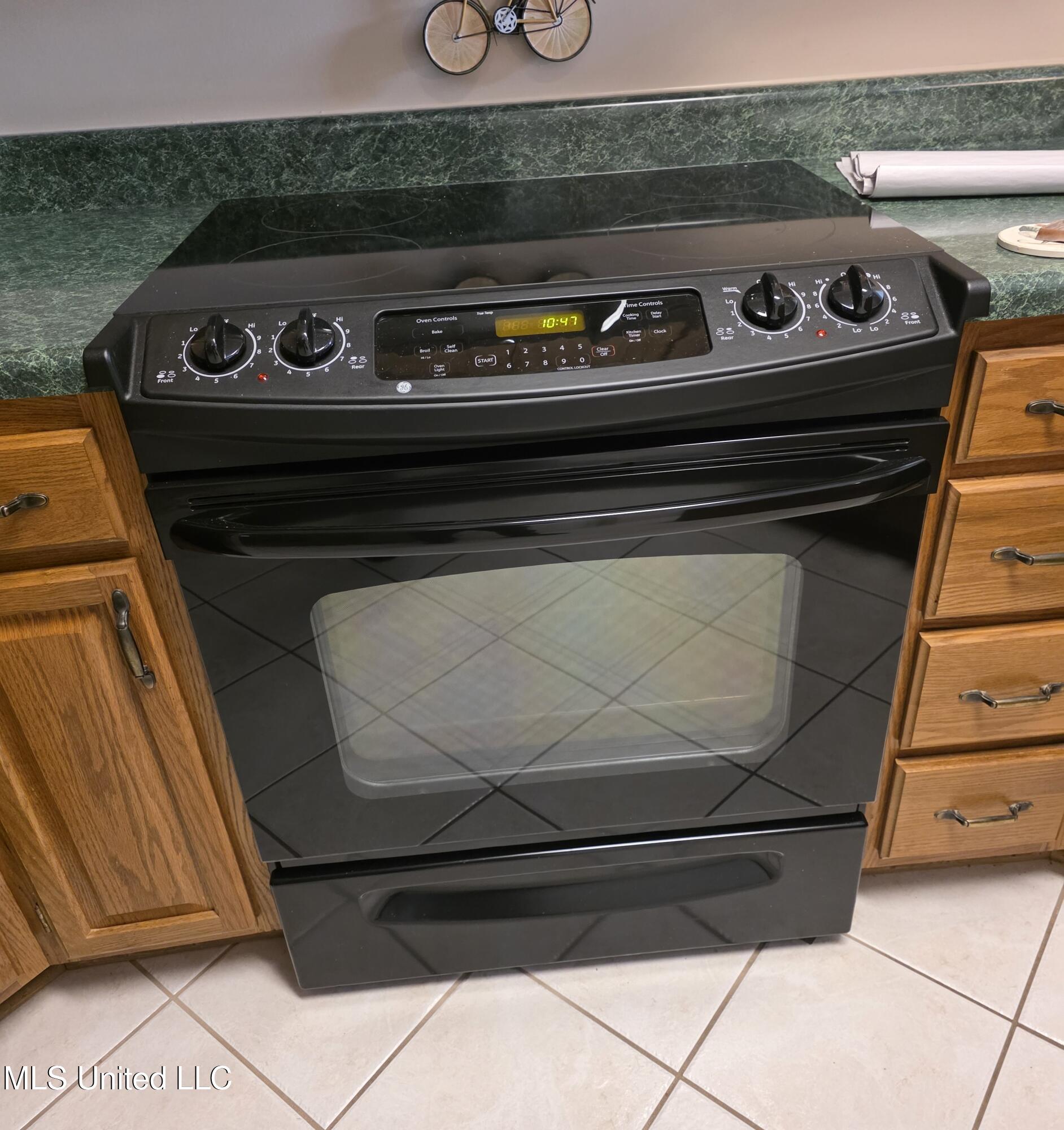 8318 Waverly Cove Olive Branch, MS 38654 - Photo 29 of 32 Electric Range