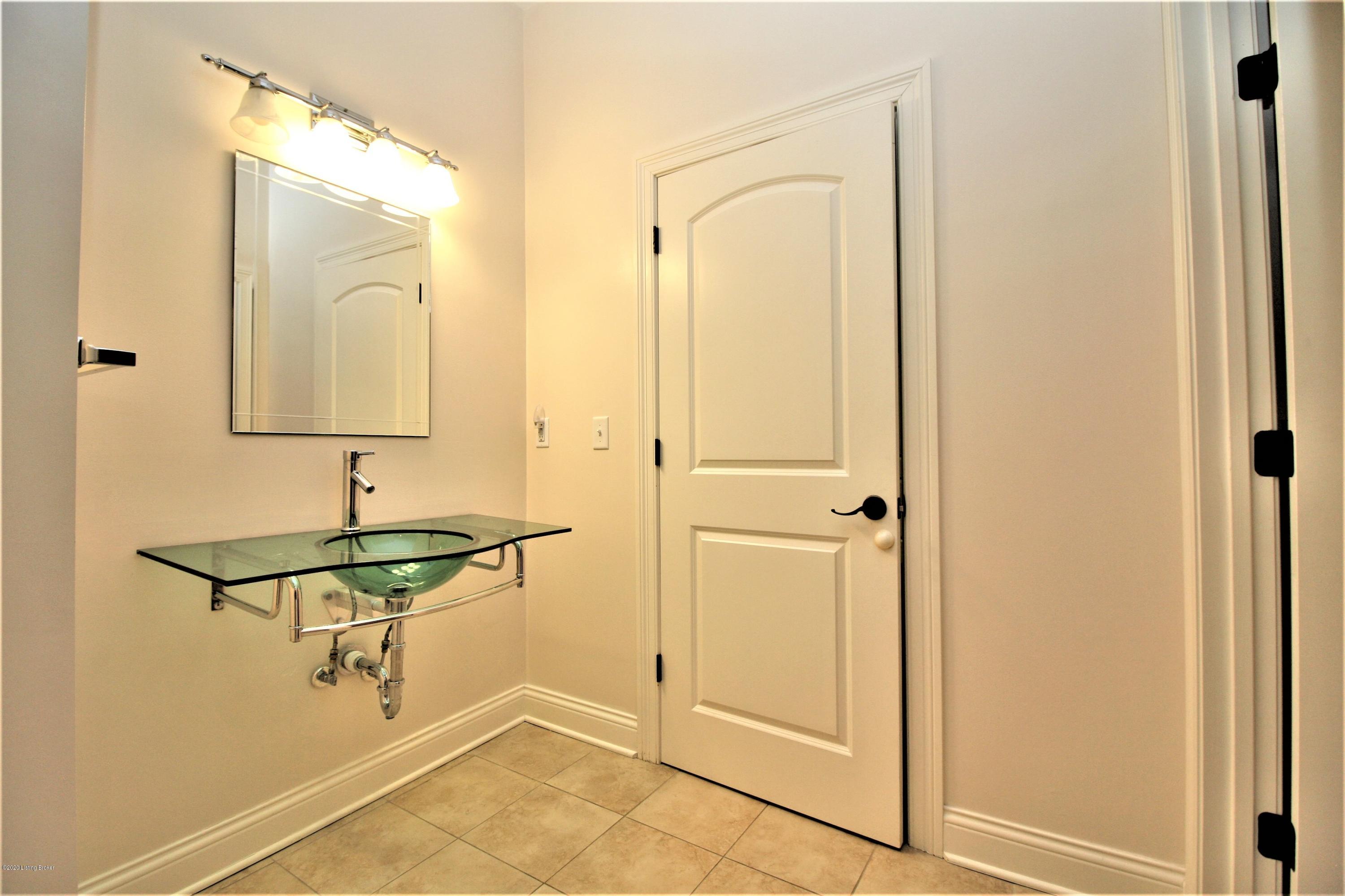 927 Cherokee Road, Unit C Louisville, KY 40204 - Photo 25 of 59 2nd bedroom en suite bath