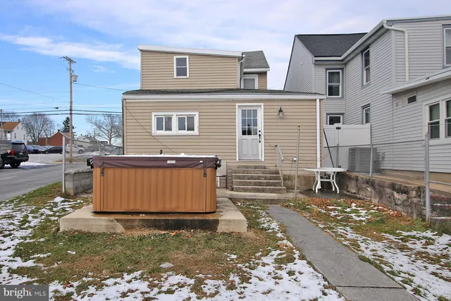 a view of a house with a backyard