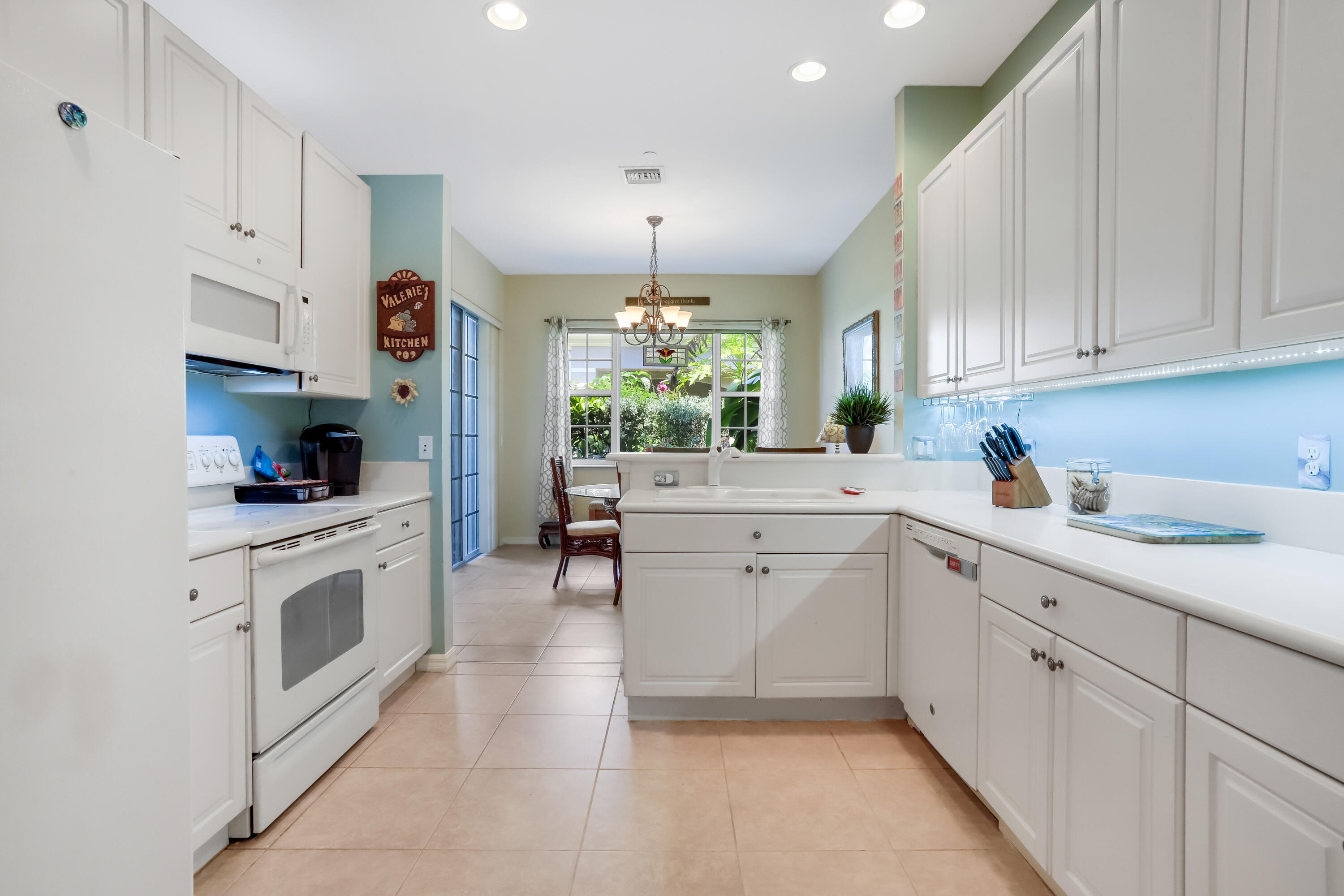 123 Lancaster Road Boynton Beach, FL 33426 - Photo 4 of 40 Kitchen