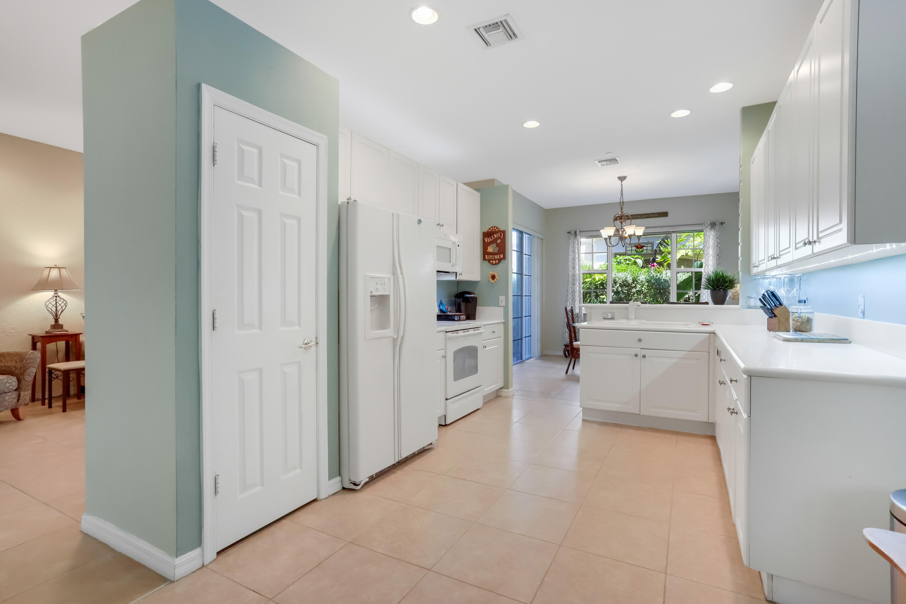 123 Lancaster Road Boynton Beach, FL 33426 - Photo 5 of 40 Kitchen