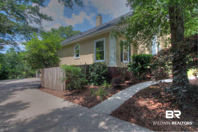 170 Clubhouse Circle Fairhope, AL 36532 - Photo 4 of 38 driveway