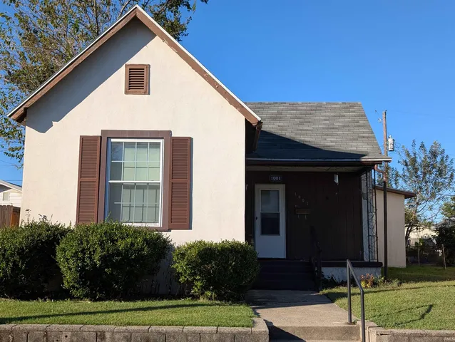 $94,900 | 1001 East Locust Street, Vincennes, IN 47591