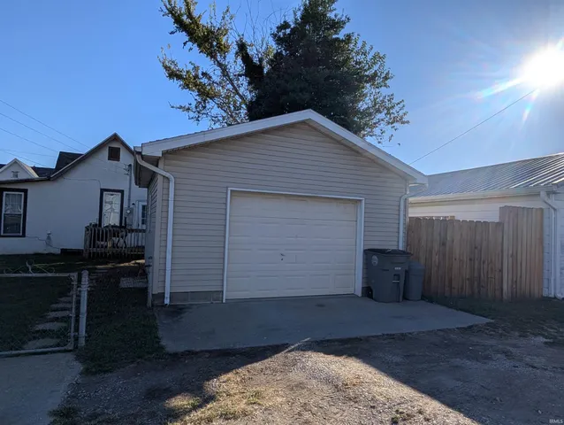 $94,900 | 1001 East Locust Street, Vincennes, IN 47591