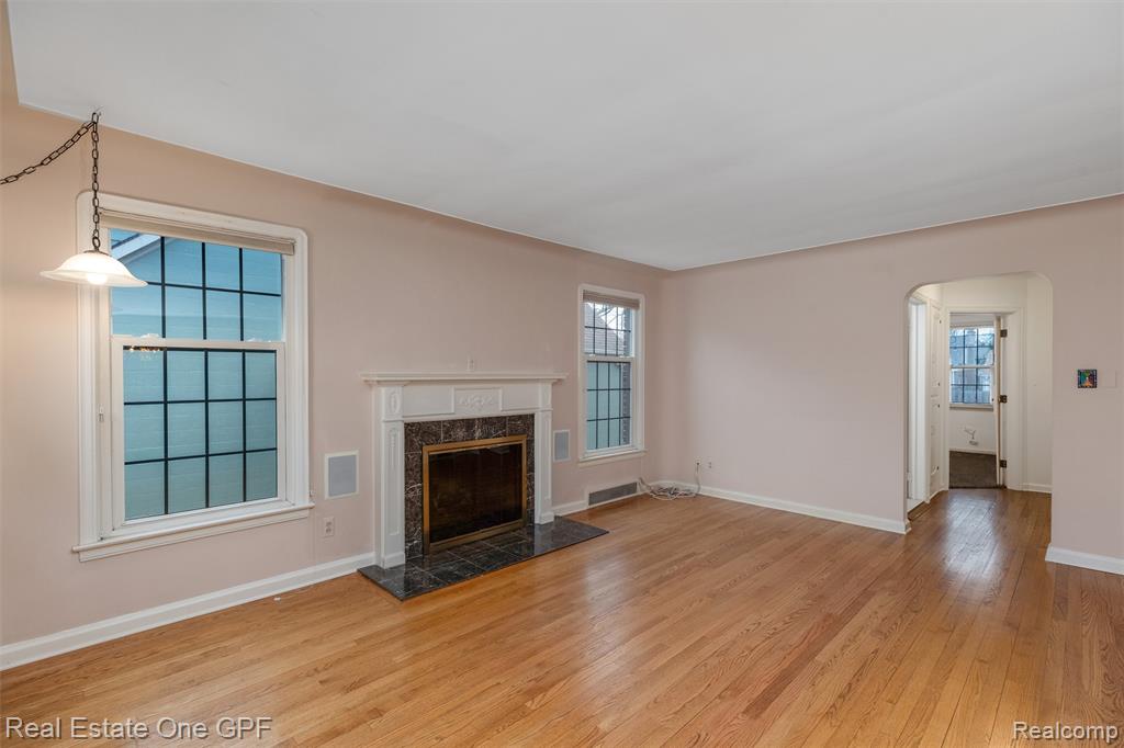 1488 Roslyn Road Grosse Pointe Woods, MI 48236 - Photo 4 of 40