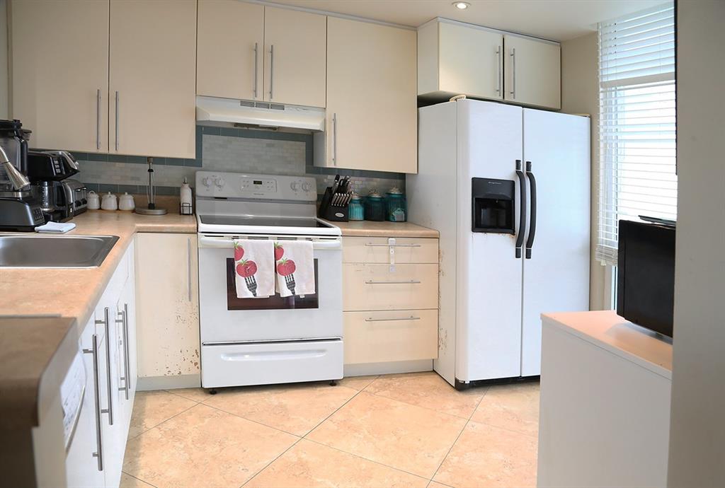 521 North Riverside Drive, Unit 602 Pompano Beach, FL 33062 - Photo 15 of 29 Kitchen