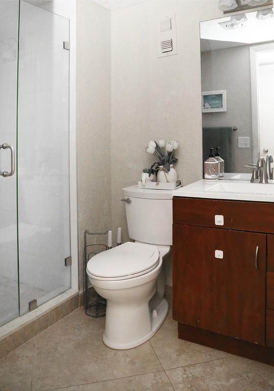 521 North Riverside Drive, Unit 602 Pompano Beach, FL 33062 - Photo 22 of 29 second bathroom