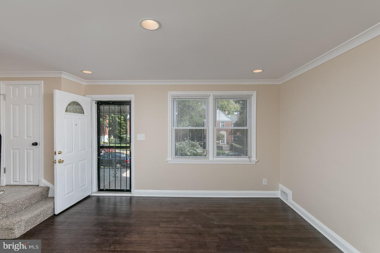 811 St Dunstans Road Baltimore, MD 21212 - Photo 3 of 30 Living Room