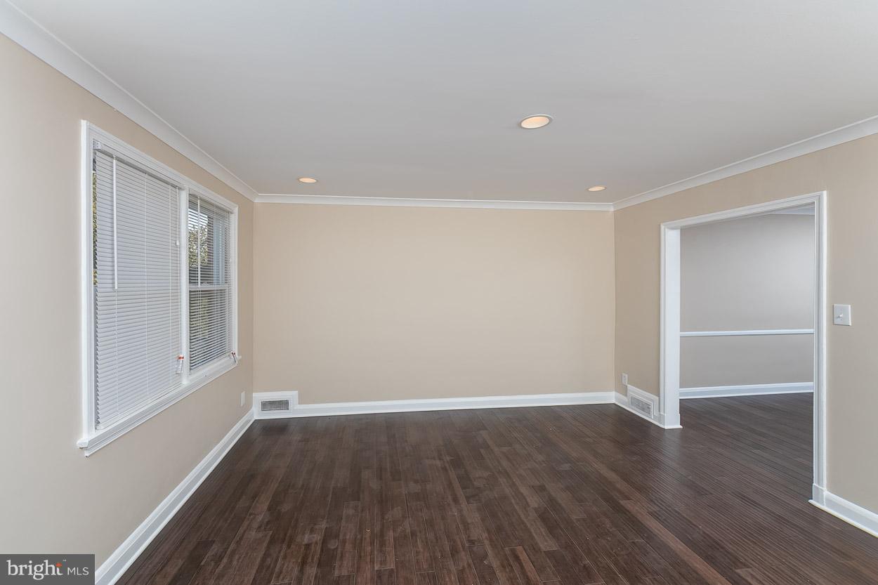811 St Dunstans Road Baltimore, MD 21212 - Photo 4 of 30 Living Room