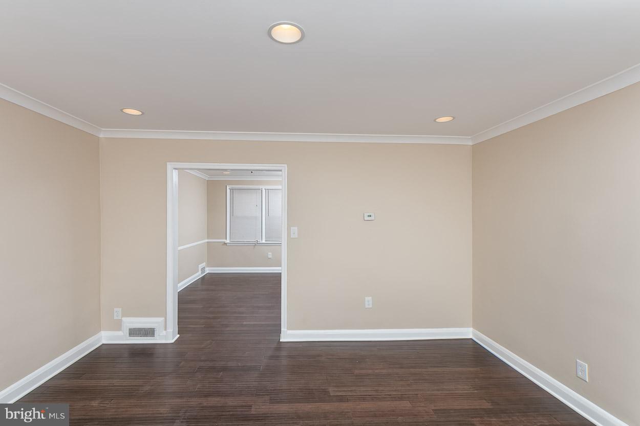 811 St Dunstans Road Baltimore, MD 21212 - Photo 5 of 30 Living Room