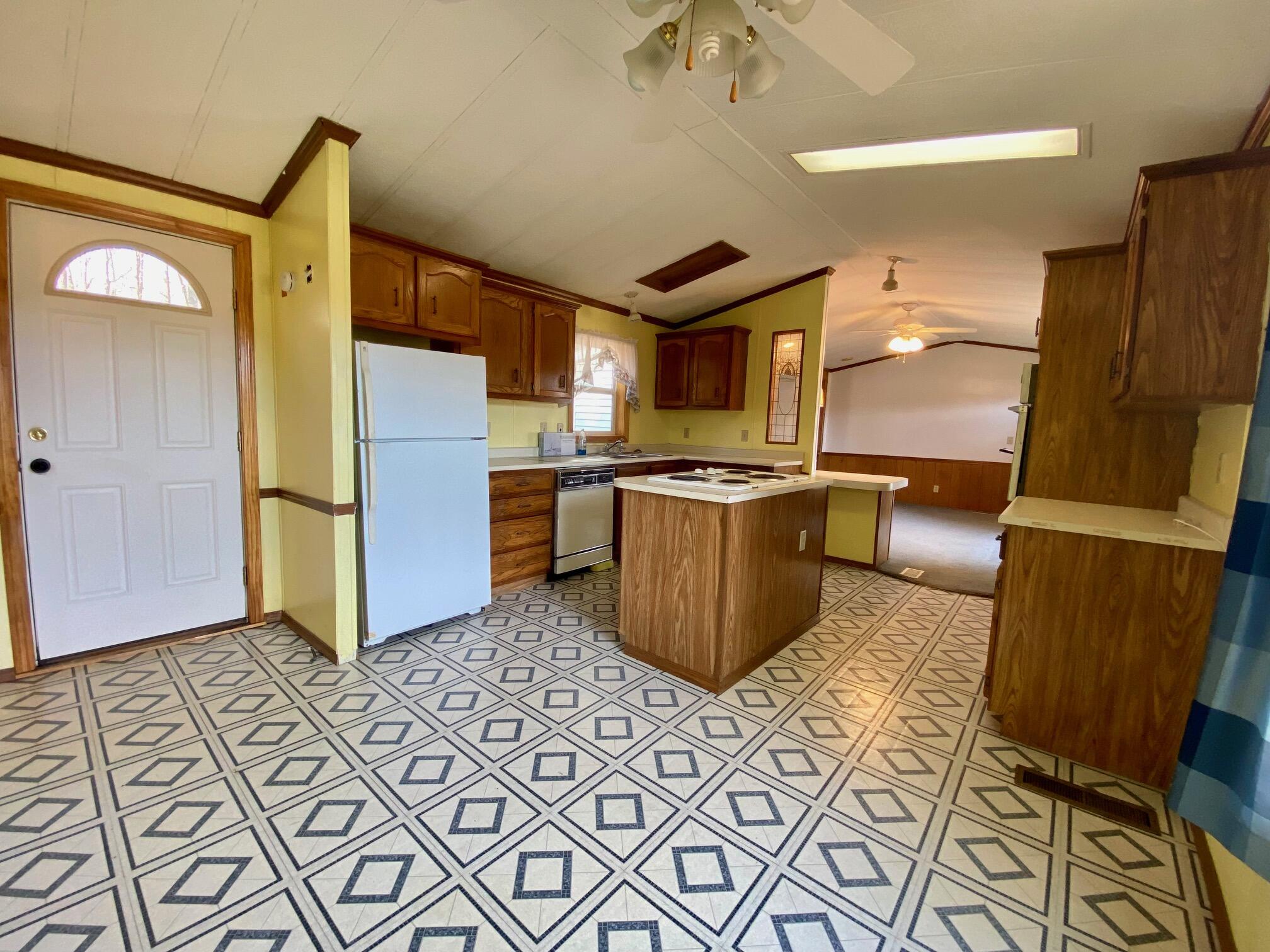 881 Middle Road Sabattus, ME 04280 - Photo 23 of 37 KItchen