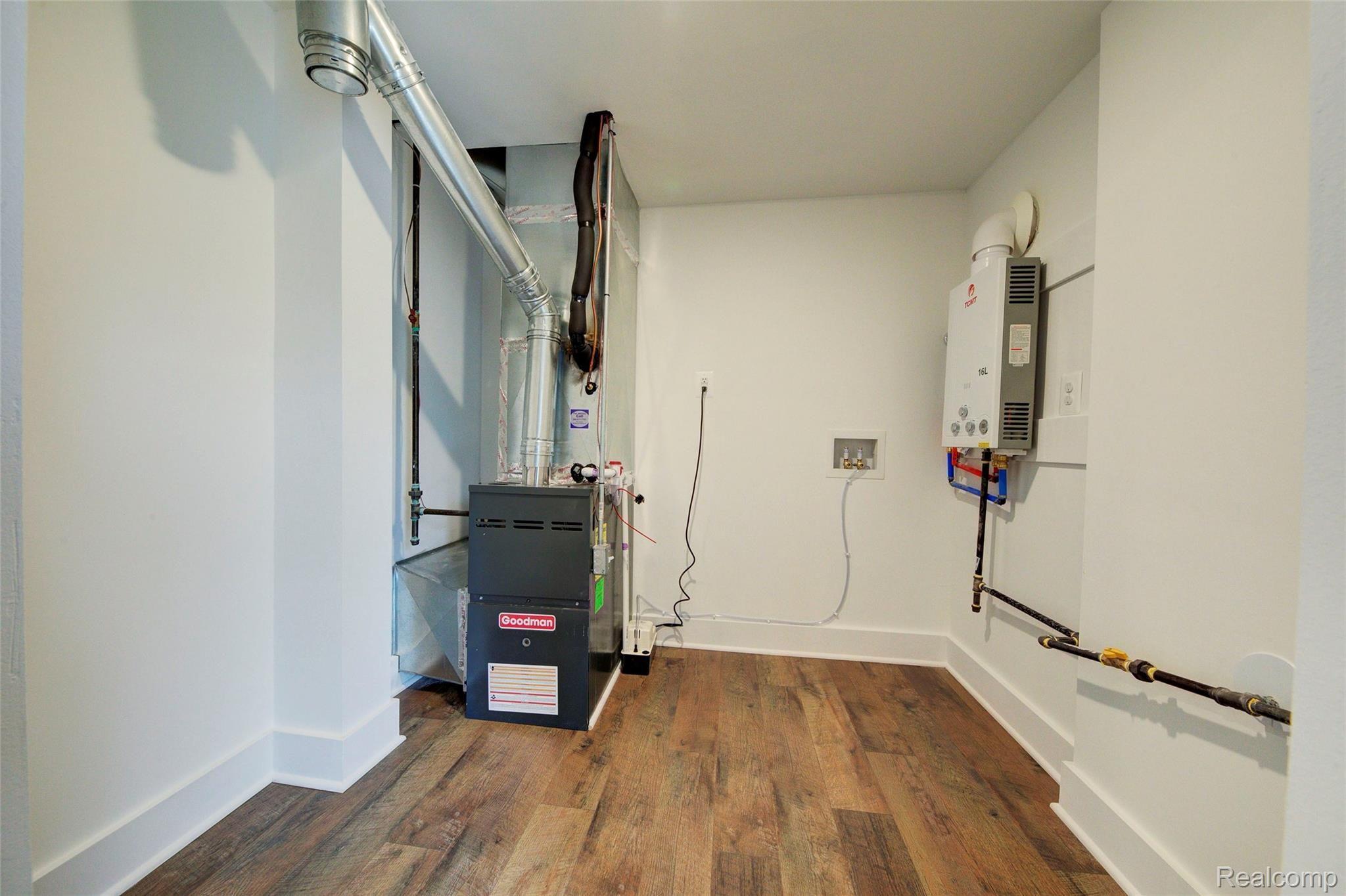 1304 Decker Road Walled Lake, MI 48390 - Photo 33 of 39 4H8A7574_5_6.jpg