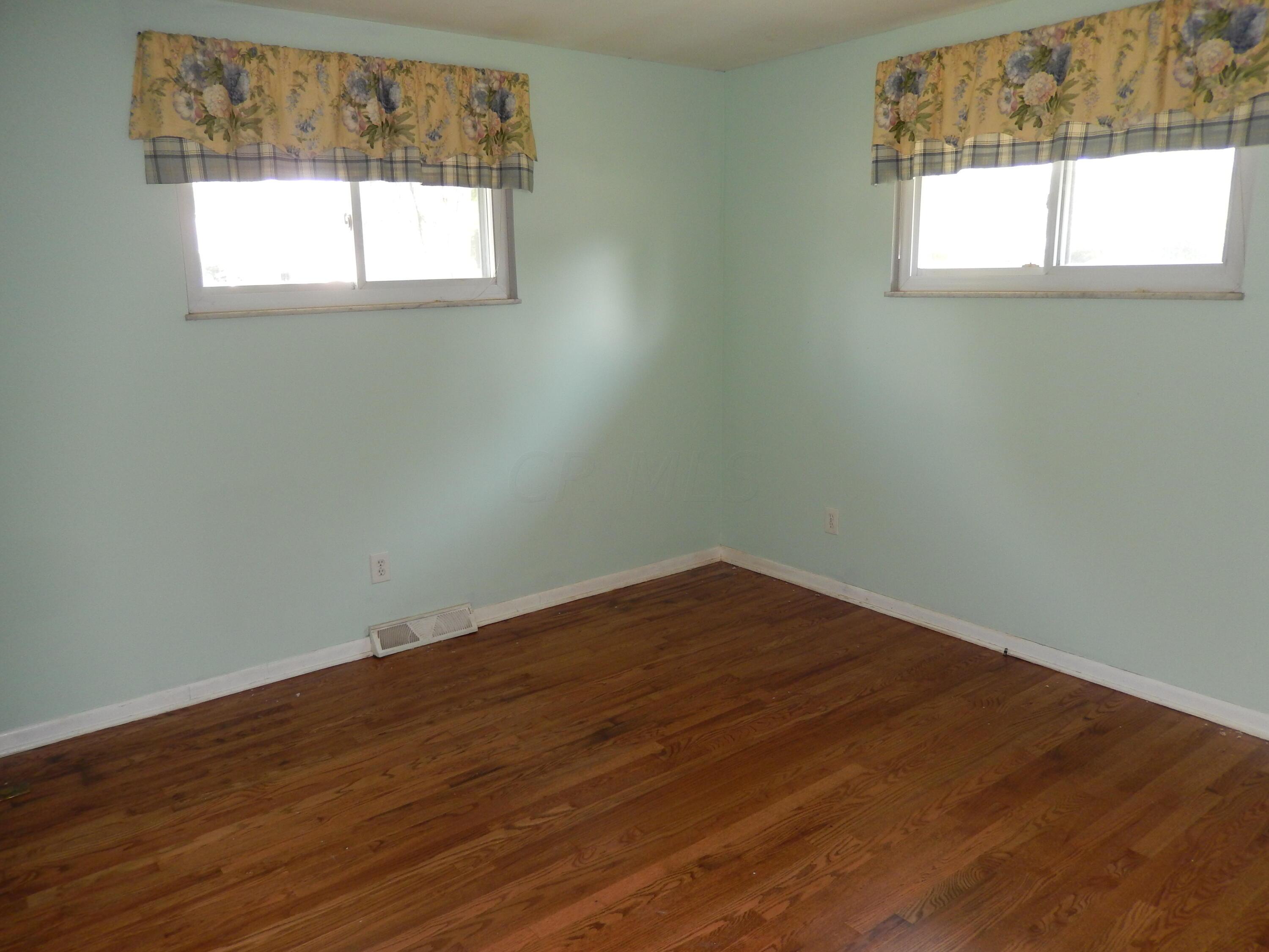 5587 Hazelwood Road Columbus, OH 43229 - Photo 23 of 47 Front corner bedroom