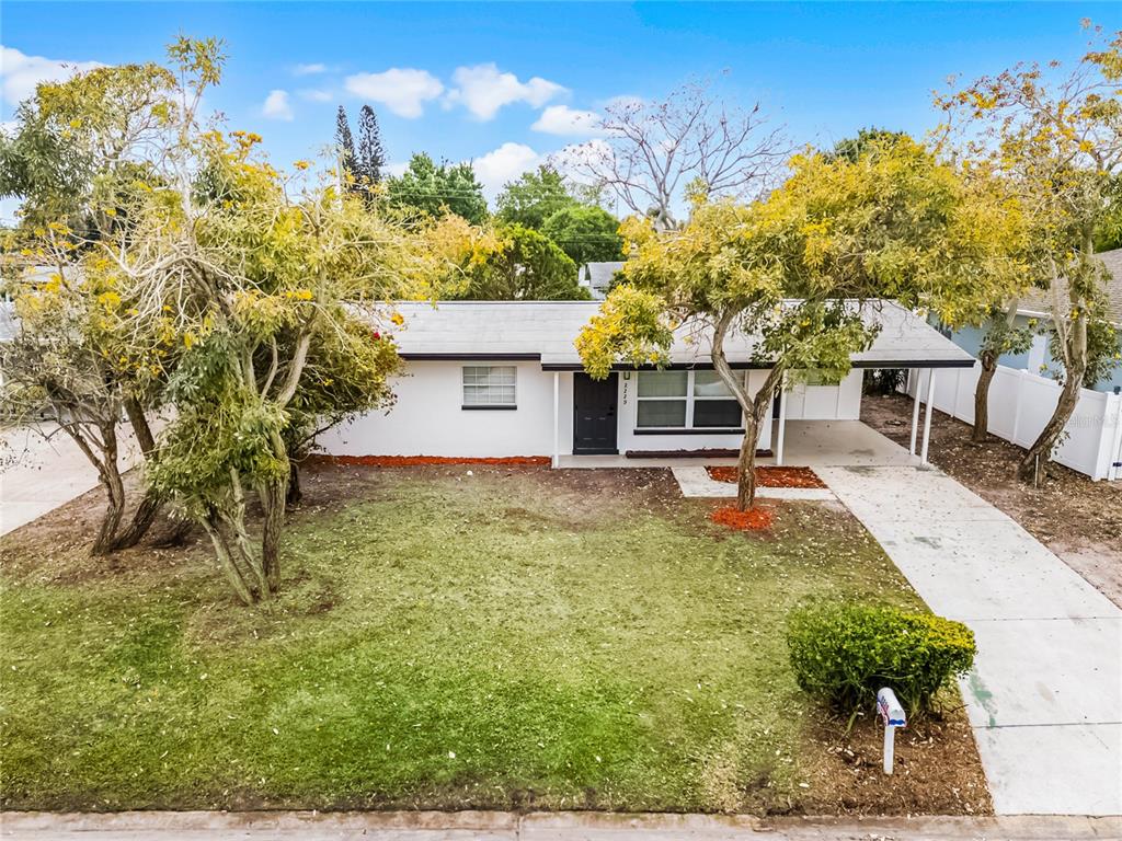 a view of a house with a backyard