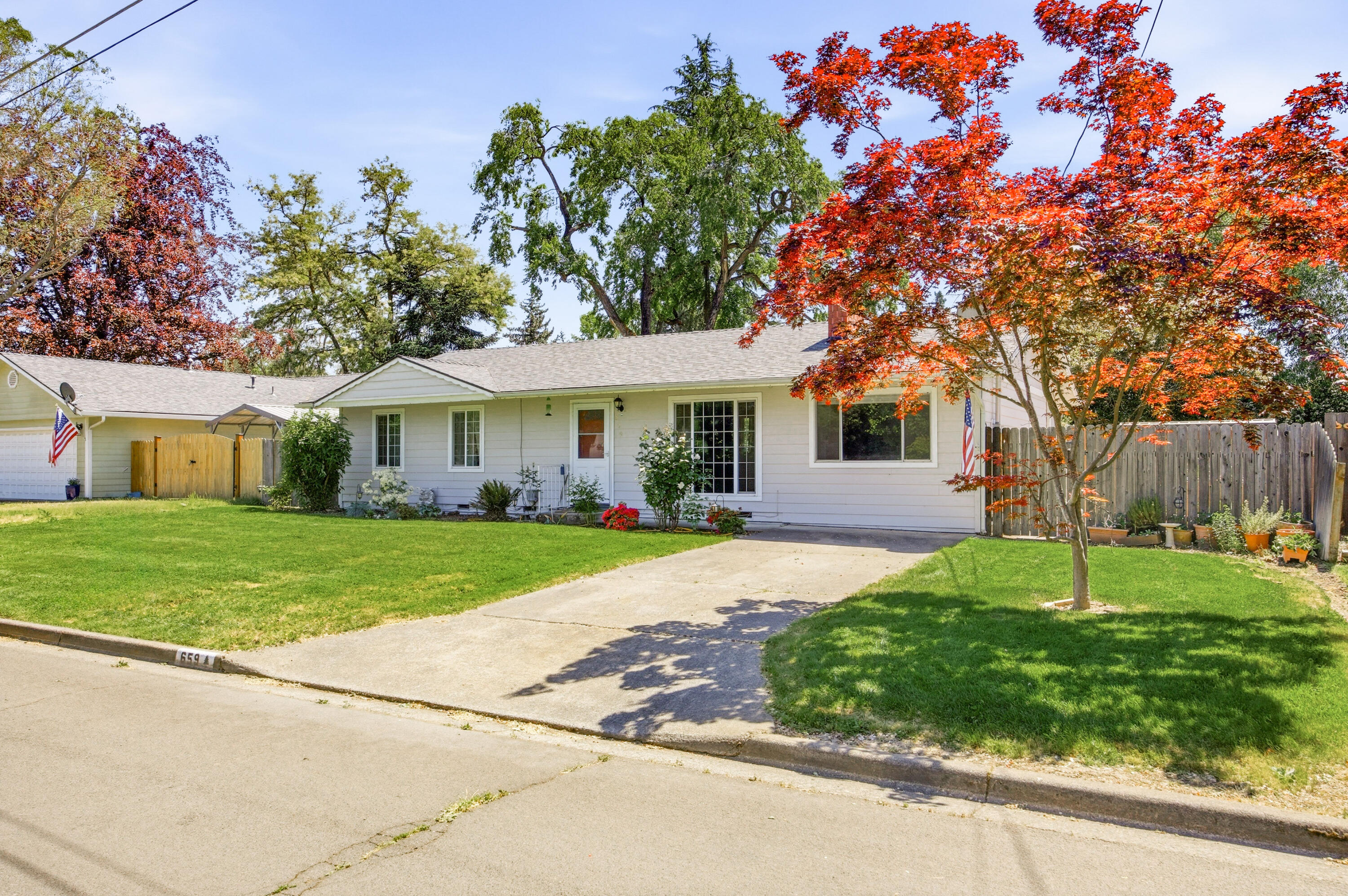 659 Herman Avenue Medford, OR 97501 - Photo 4 of 42 a front view of a house with a yard