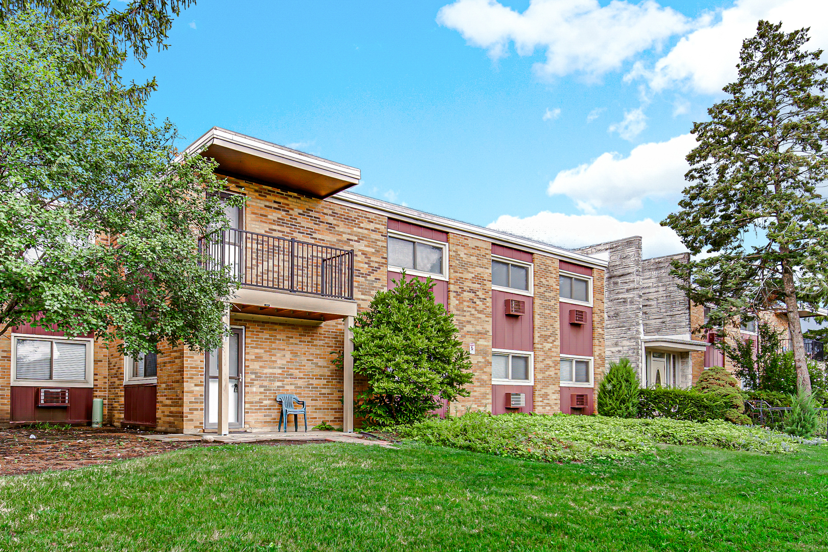 1320 Lore Lane, Unit 107B Lombard, IL 60148 - Photo 42 of 48 a front view of a building with a garden