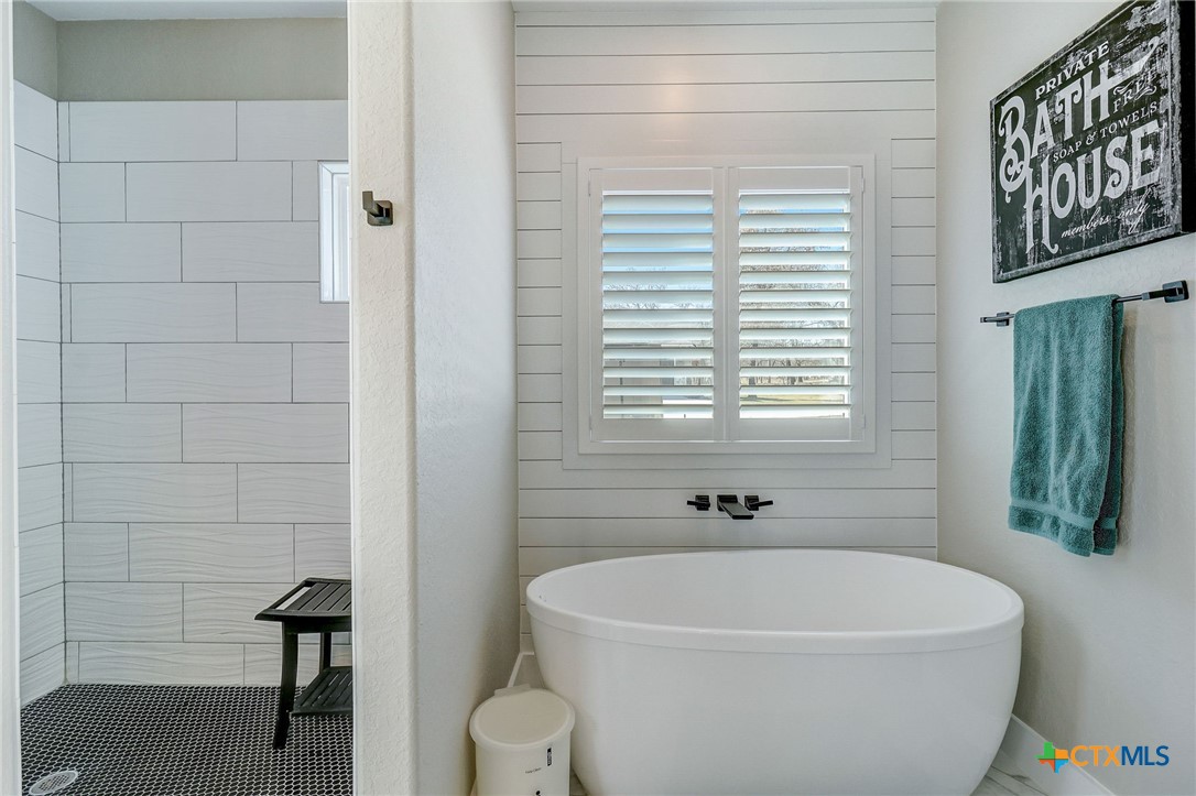 281 Cibolo Way La Vernia, TX 78121 - Photo 23 of 47 a white bath tub sitting next to a white sink