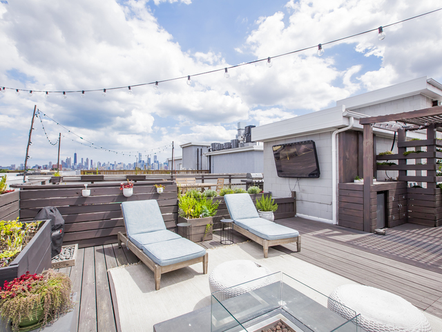 2207 West Chicago Avenue, Unit 3W Chicago, IL 60622 - Photo 13 of 15 a view of a terrace with seating area