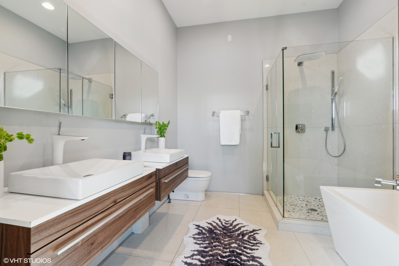 2207 West Chicago Avenue, Unit 3W Chicago, IL 60622 - Photo 7 of 15 a bathroom with a tub sink and mirror