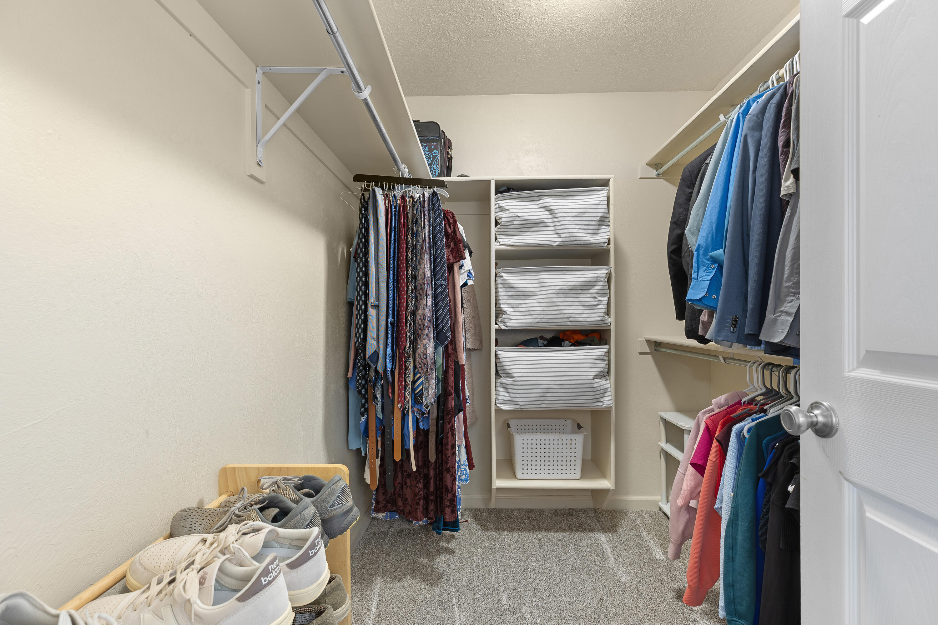 225 Falcon Court Ivins, UT 84738 - Photo 13 of 47 013. Primary Closet - Main Level