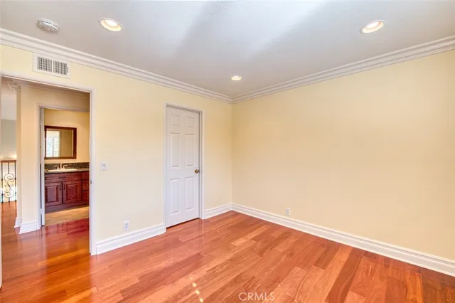 a view of backyard with garden