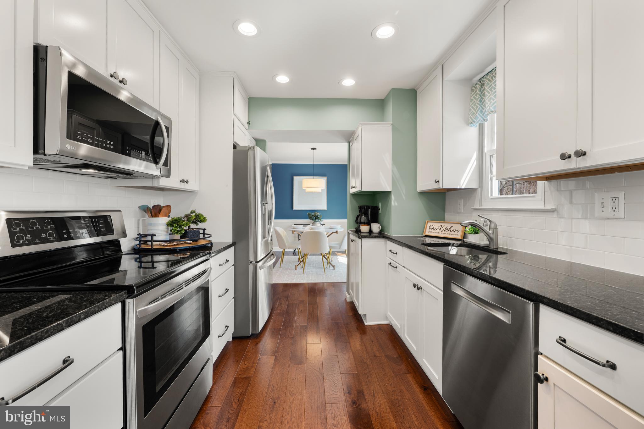 9078 Brook Ford Road Burke, VA 22015 - Photo 3 of 50 Bright Updated Kitchen