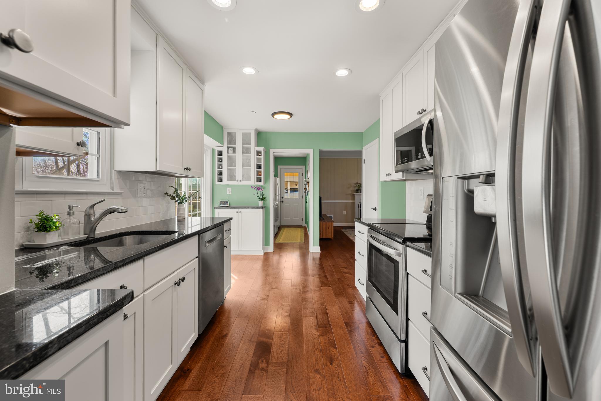 9078 Brook Ford Road Burke, VA 22015 - Photo 4 of 50 Bright Updated Kitchen