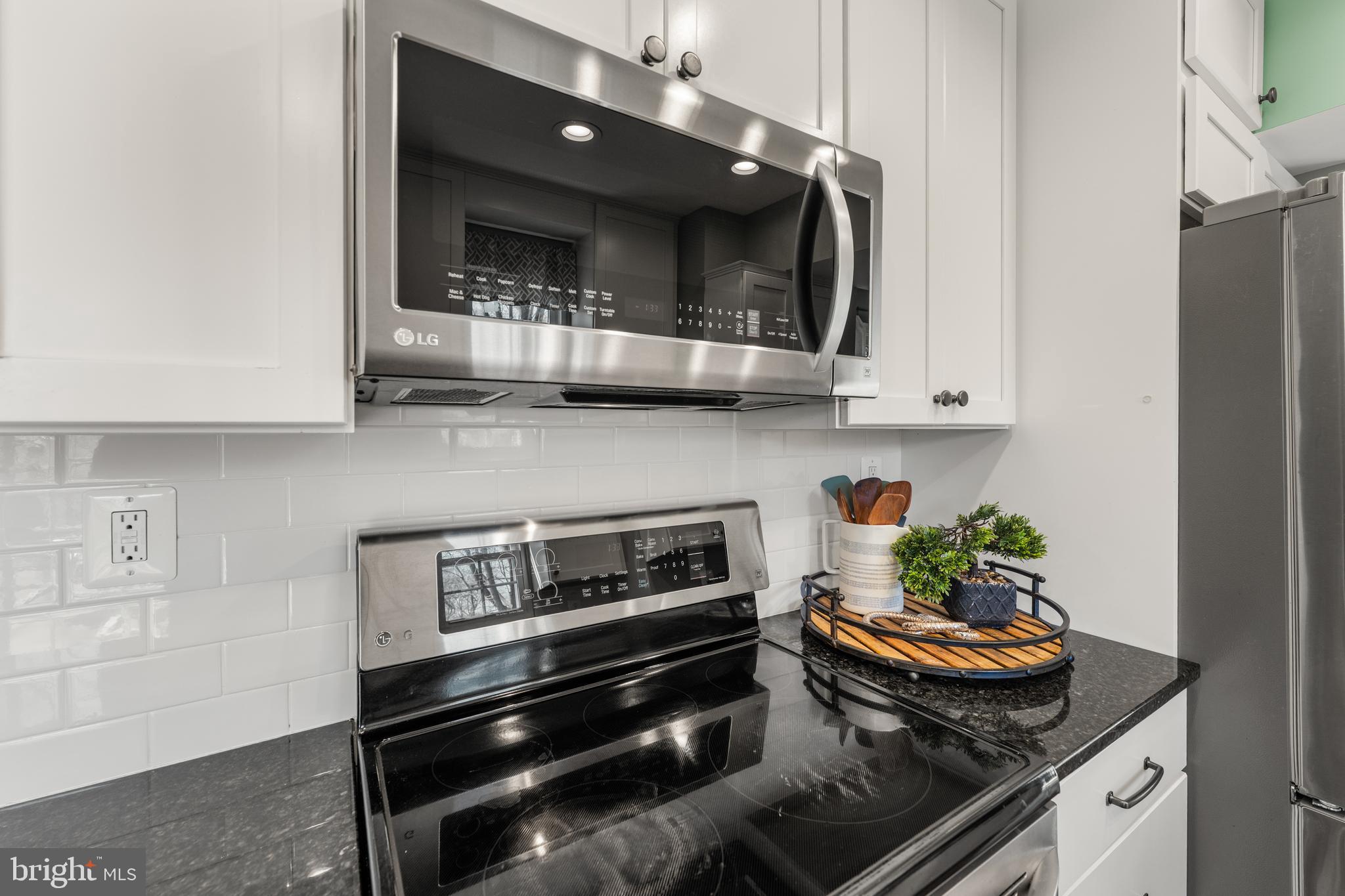 9078 Brook Ford Road Burke, VA 22015 - Photo 5 of 50 Bright Updated Kitchen