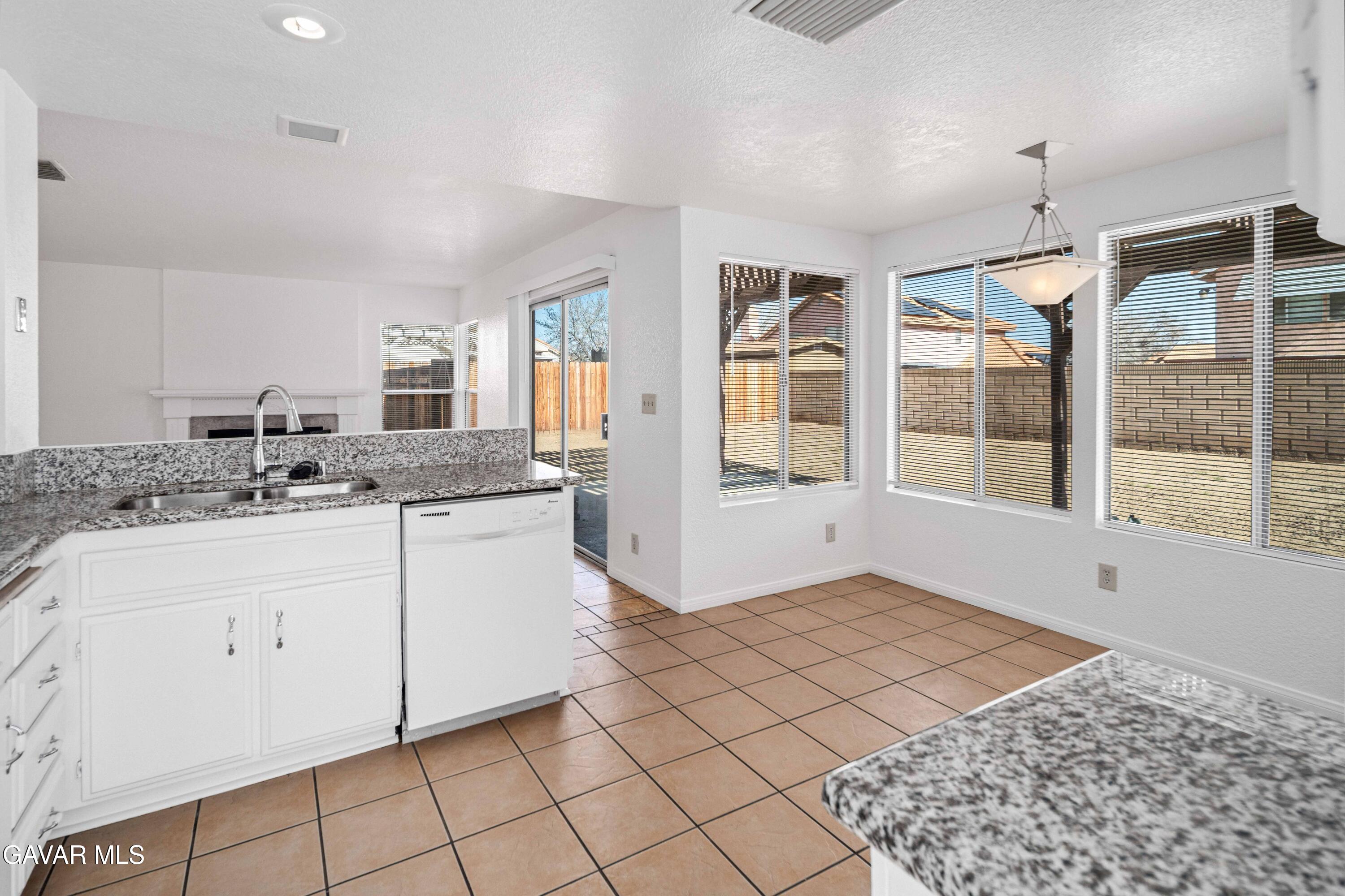 43742 Rialto Drive Lancaster, CA 93535 - Photo 8 of 33 Rialto-08