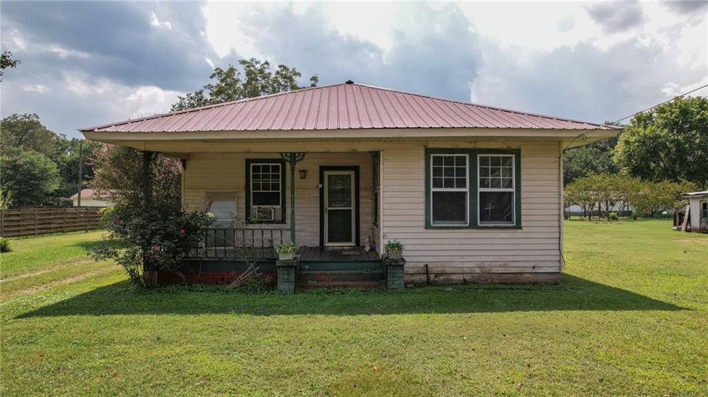51 West Main Street Kingston, GA 30145 - Photo 14 of 15 a front view of a house with garden