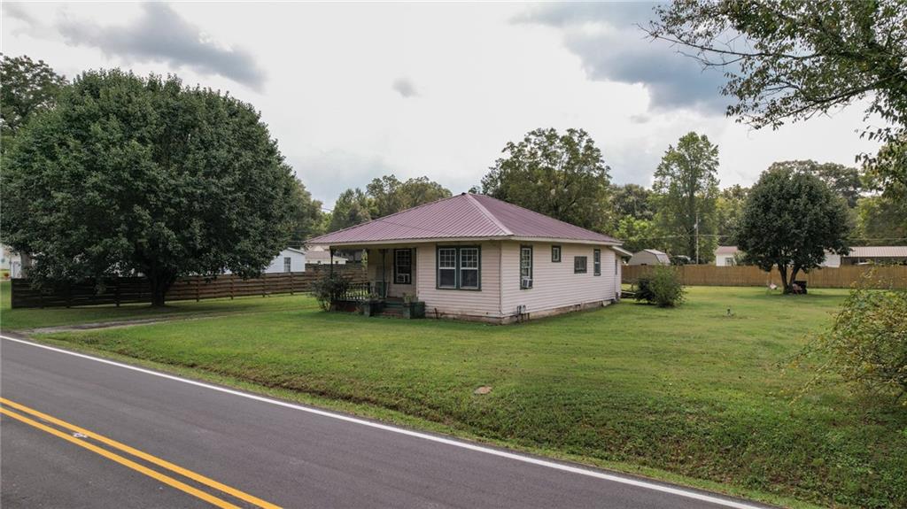 51 West Main Street Kingston, GA 30145 - Photo 2 of 15 a front view of a house with garden