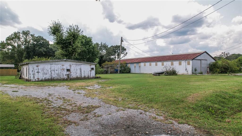 51 West Main Street Kingston, GA 30145 - Photo 3 of 15 a backyard of a house with lots of green space